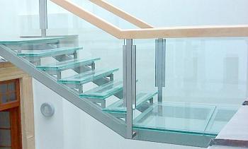Стеклянные ступени и стеклянная площадка на лестнице в Новосибирске. Готовые проекты ПерилаГлавСнаб
