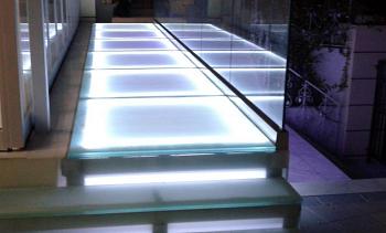 Стеклянный подиум со ступенями с подсветкой в Новосибирске. Готовые проекты ПерилаГлавСнаб