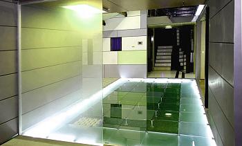 Подсветка стеклянного пола в гостинице в Новосибирске. Готовые проекты ПерилаГлавСнаб