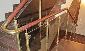 Ограждение лестницы со стеклом, тонированным в массе, стойки и завязки поручня из латуни в Новосибирске. Готовые проекты ПерилаГлавСнаб