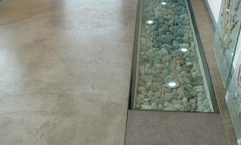 Стеклянный пол в квартиру с декоративной композицией в Новосибирске. Готовые проекты ПерилаГлавСнаб