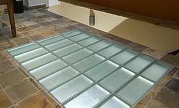 Стеклянный пол в квартиру с подсветкой в Новосибирске. Готовые проекты ПерилаГлавСнаб