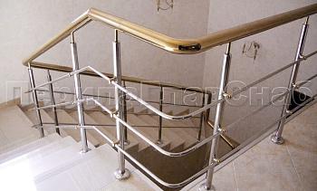 Лестничное ограждение с тремя ригелями и поручнем из латуни в Новосибирске. Готовые проекты ПерилаГлавСнаб