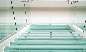 Стеклянные ступени на косоурной лестнице в доме в Новосибирске. Готовые проекты ПерилаГлавСнаб