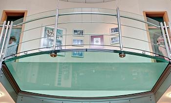 Стеклянный пол на внутреннем выступе атриума в Новосибирске. Готовые проекты ПерилаГлавСнаб