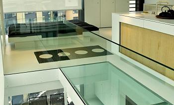 Стеклянные полы на кухне в Новосибирске. Готовые проекты ПерилаГлавСнаб