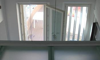 Стеклянное перекрытие из матового стекла на внутреннем балконе в Новосибирске. Готовые проекты ПерилаГлавСнаб