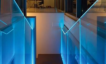 Ограждения лестниц на несущем стекле с подсветкой в Новосибирске. Готовые проекты ПерилаГлавСнаб