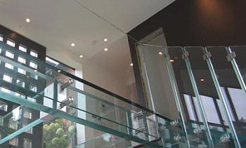 Стеклянные полы на площадке маршевой лестницы в Новосибирске. Готовые проекты ПерилаГлавСнаб