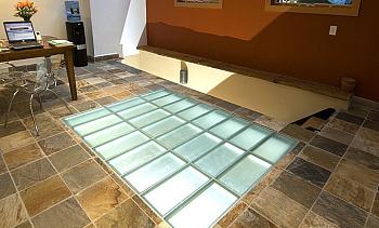 Подсветка стеклянного пола в доме в Новосибирске. Готовые проекты ПерилаГлавСнаб