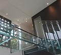 Стеклянные полы на площадке маршевой лестницы в Новосибирске. Готовые проекты ПерилаГлавСнаб - фото 1